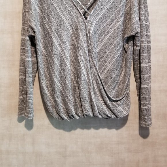 GREEN ENVELOPE LONG SLEEVE GREY & WHITE STRIPE WOMENS SWEATER - Picture 4 of 8